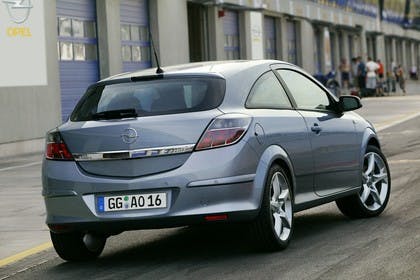 Opel Astra GTC 3Türer Aussenansicht Heck schräg statisch silber