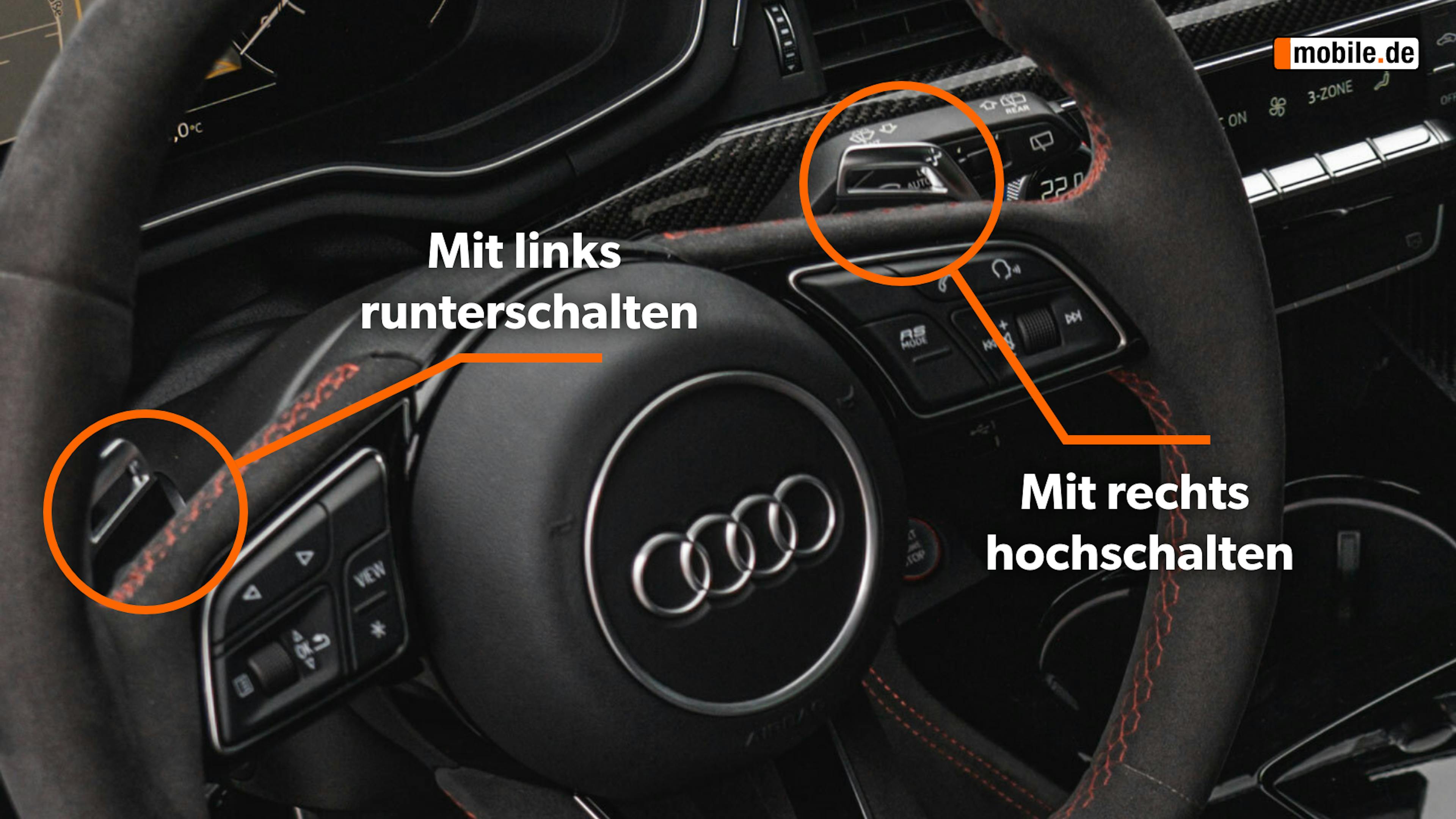 Blick in das Cockpit eines Audi mit Schaltwippen.