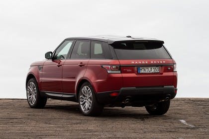 Land Rover Range Rover Sport LW Aussenansicht Heck schräg statisch rot