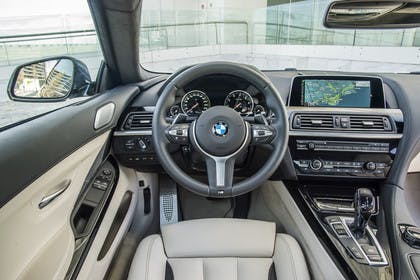 BMW 6er Coupe F13 Innenansicht Fahrerposition statisch beige