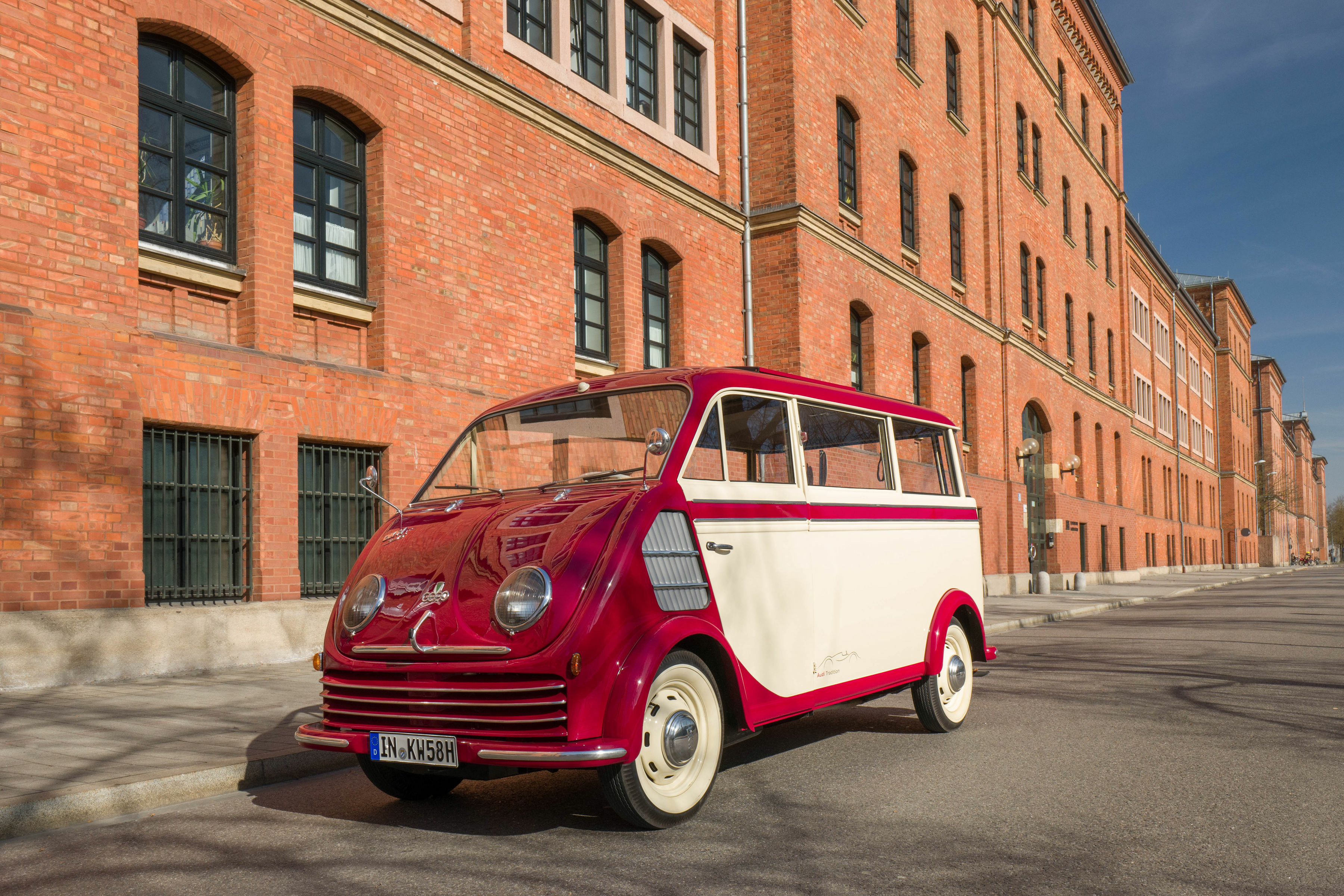 Roter DKW F 800 Schnelllaster, ein Kleintransporter mit Frontlenker-Karosserie aus den 1950er-Jahren in Seitenansicht.