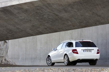 Mercedes-Benz C-Klasse T-Modell S204 MoPf Aussenansicht Heck schräg statisch weiss