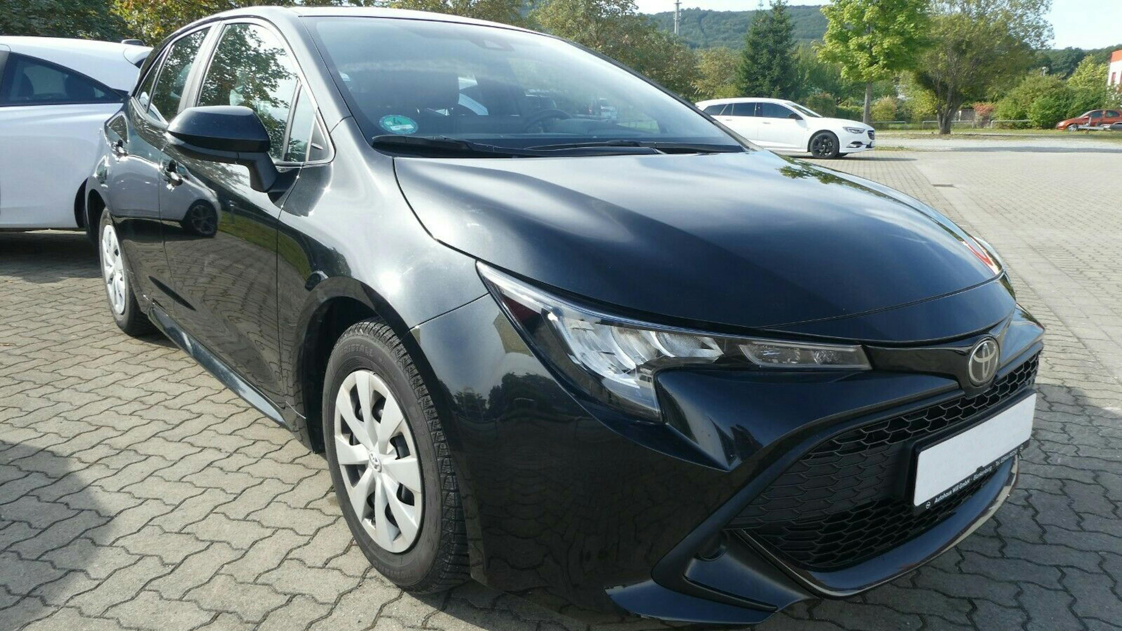 Ein schwarzer Toyota Corolla steht auf einem Parkplatz