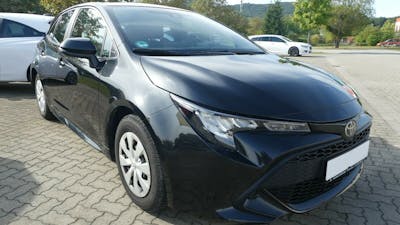 Ein schwarzer Toyota Corolla steht auf einem Parkplatz