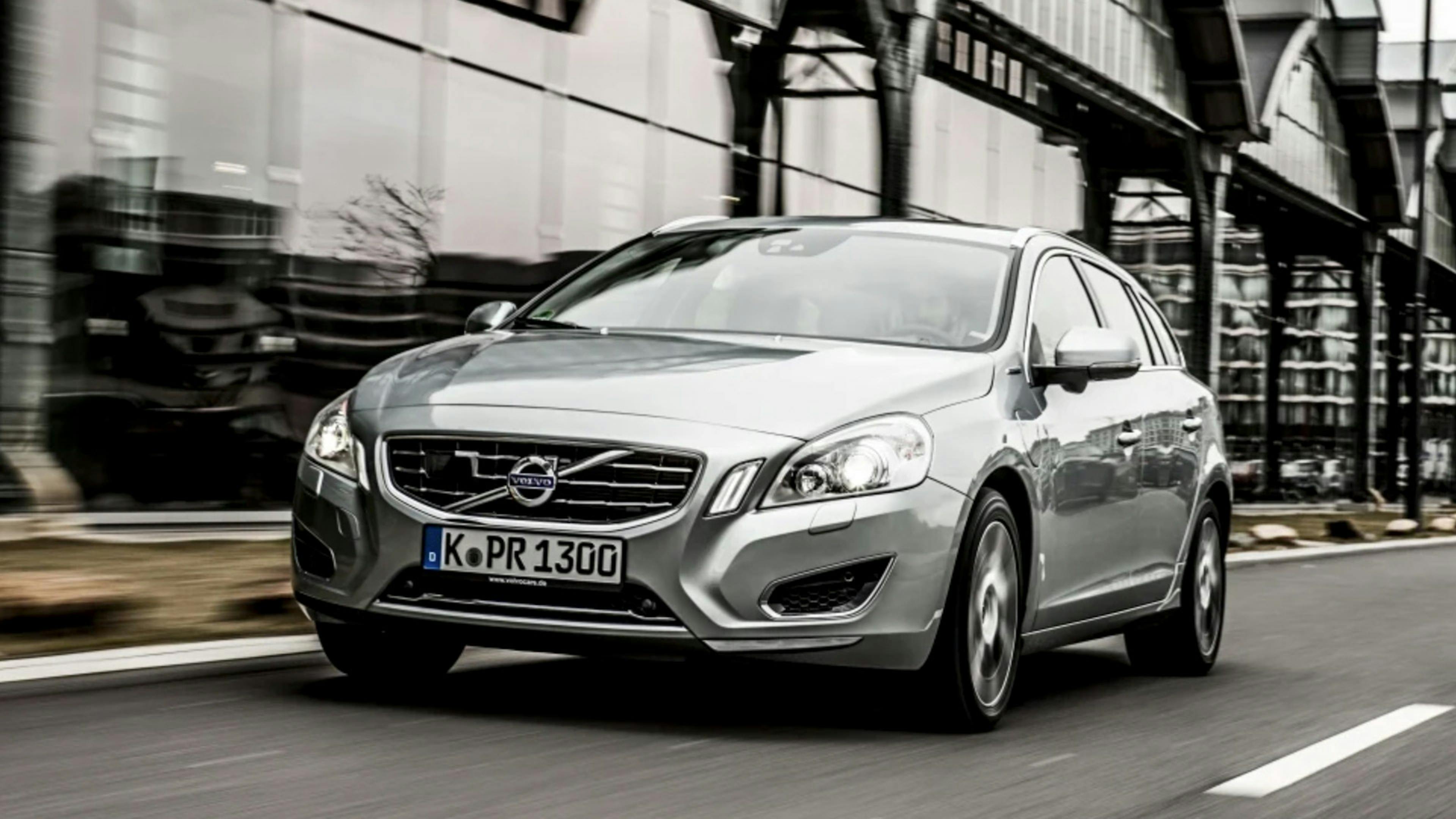Ein silberner Volvo V60 D6 Plug-in Diesel-Hybrid fährt durch eine urbane Kulisse