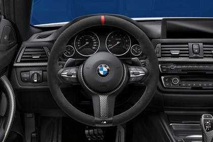 BMW 4er Gran Coupe F36 M Performance Innenansicht Fahrerposition Studio statisch schwarz