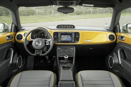 VW Beetle Innenansicht zentral statisch grau gold