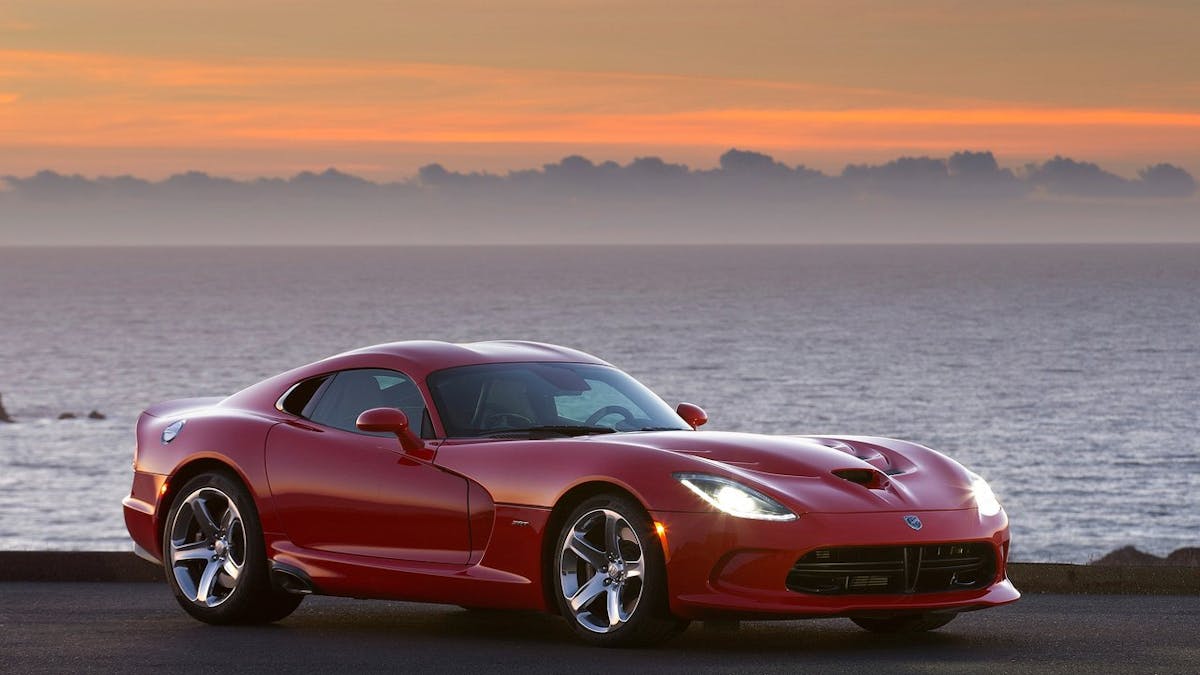 Eine rote Dodge Viper steht am Seeufer