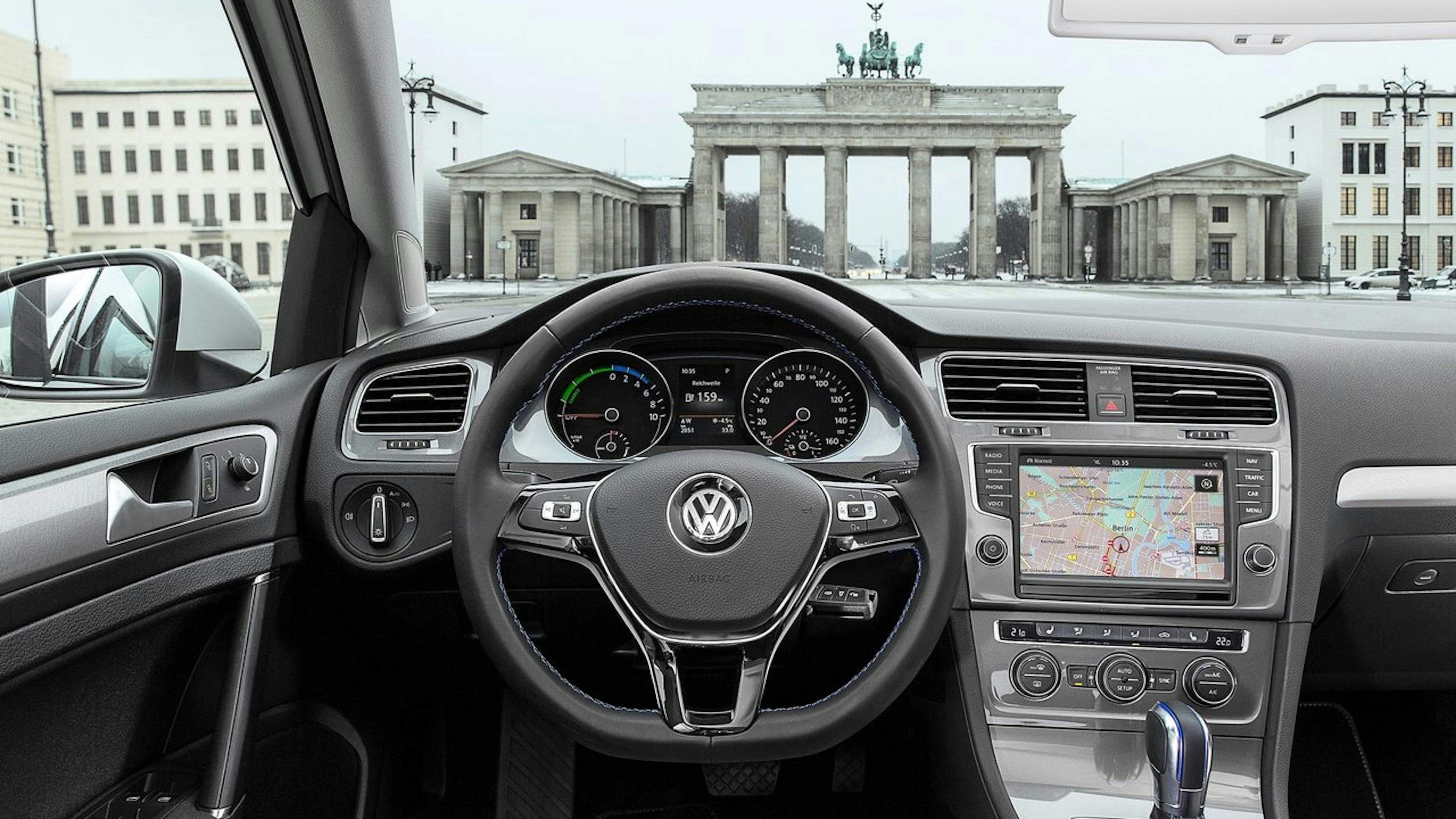 Der Innenraum eines VW e-Golf mit dem Brandenburger Tor im Hintergrund.