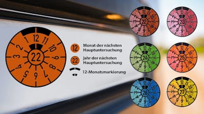 Infografik mit sieben TÜV Plaketten.