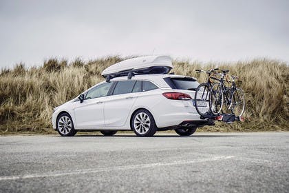 Opel Astra K Sports Tourer Aussenansicht Heck schräg mit Fahrradträger statisch weiss