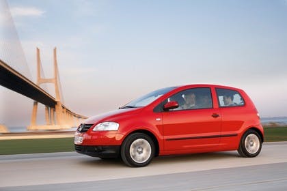 VW Fox 5Z Aussenansicht Seite schräg dynamisch rot
