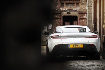 Aston Martin DB11 Aussenansicht Heck schräg statisch weiss