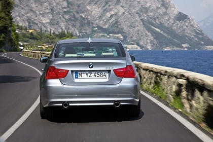 BMW 3er Limousine Aussenansicht Heck dynamisch grau
