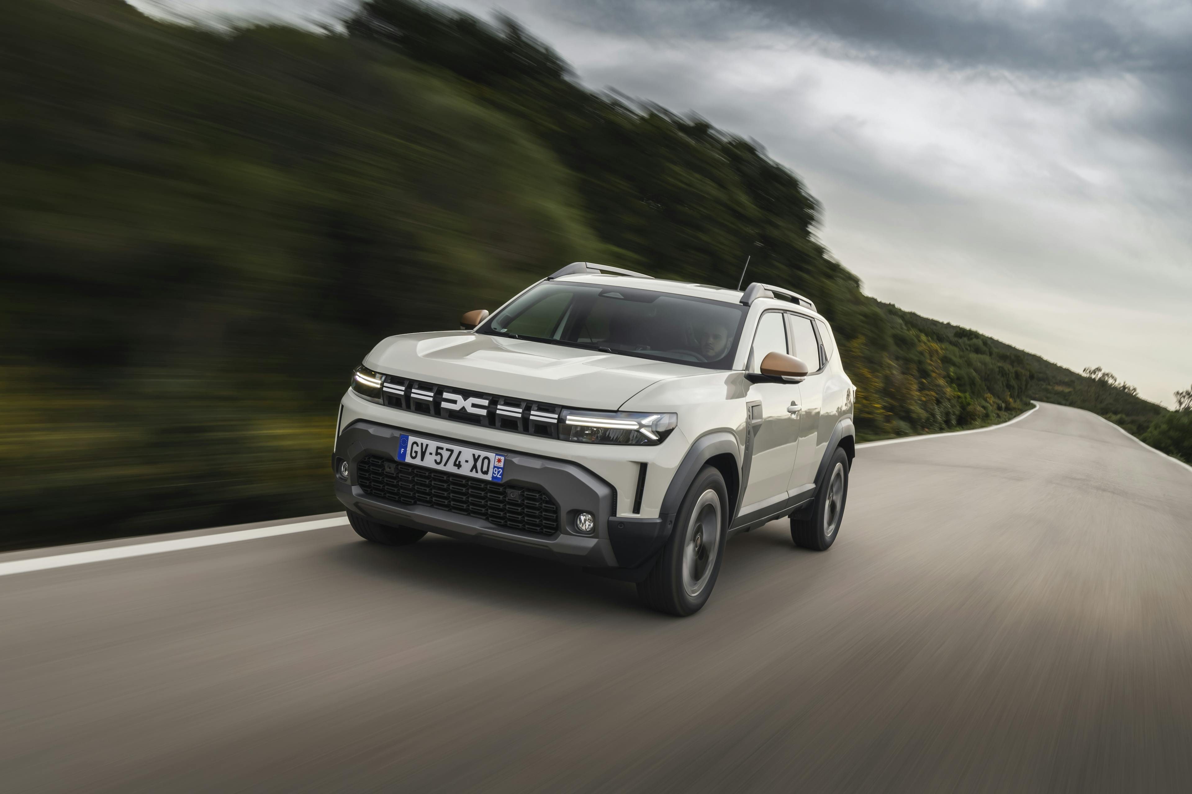 Ein auf einer Straße fahrender Dacia Duster