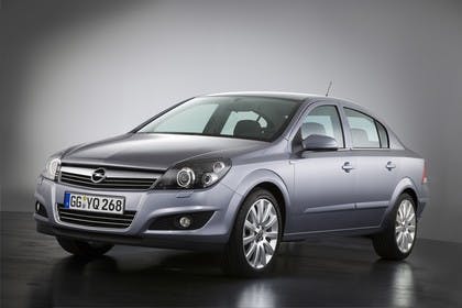 Opel Astra H Limousine Facelift Aussenansicht Front schräg Studio statisch silber