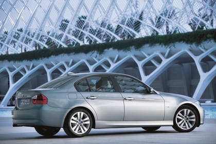 BMW 3er Limousine Aussenansicht Seite schräg statisch grau