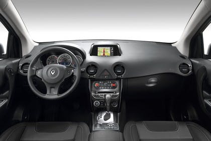 Renault Koleos Y Facelift Innenansicht statisch Studio Vordersitze und Armaturenbrett