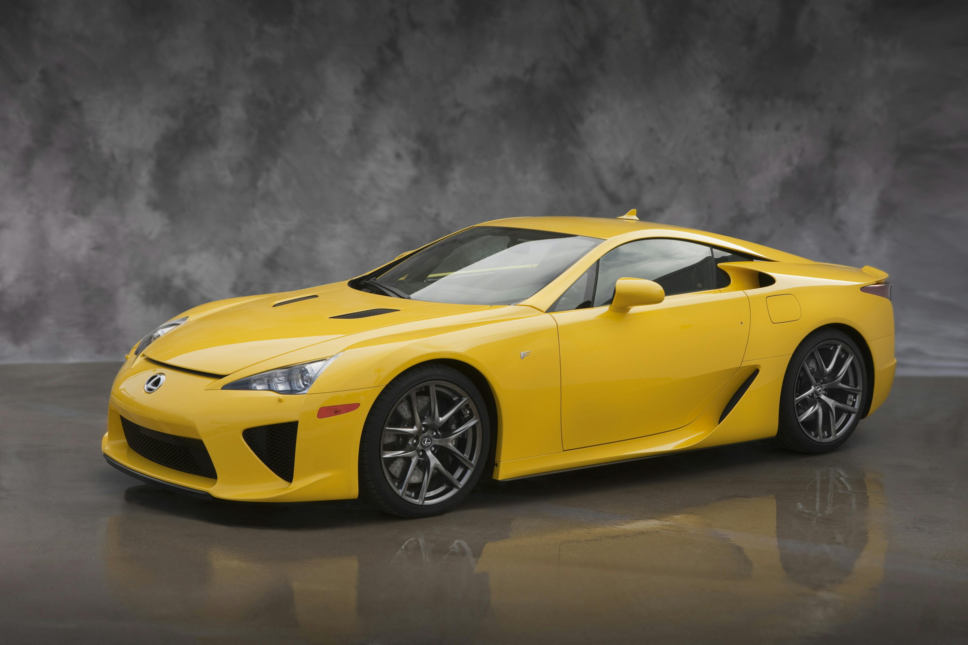 Ein gelber Lexus LFA vor einem grauen Studio-Hintergrund.