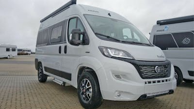 Ein weißer Knaus Boxstar 540 Camper steht auf einem Parkplatz.
