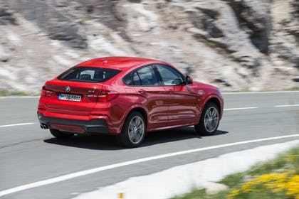 BMW X4 Aussenansicht Heck schräg dynamisch rot
