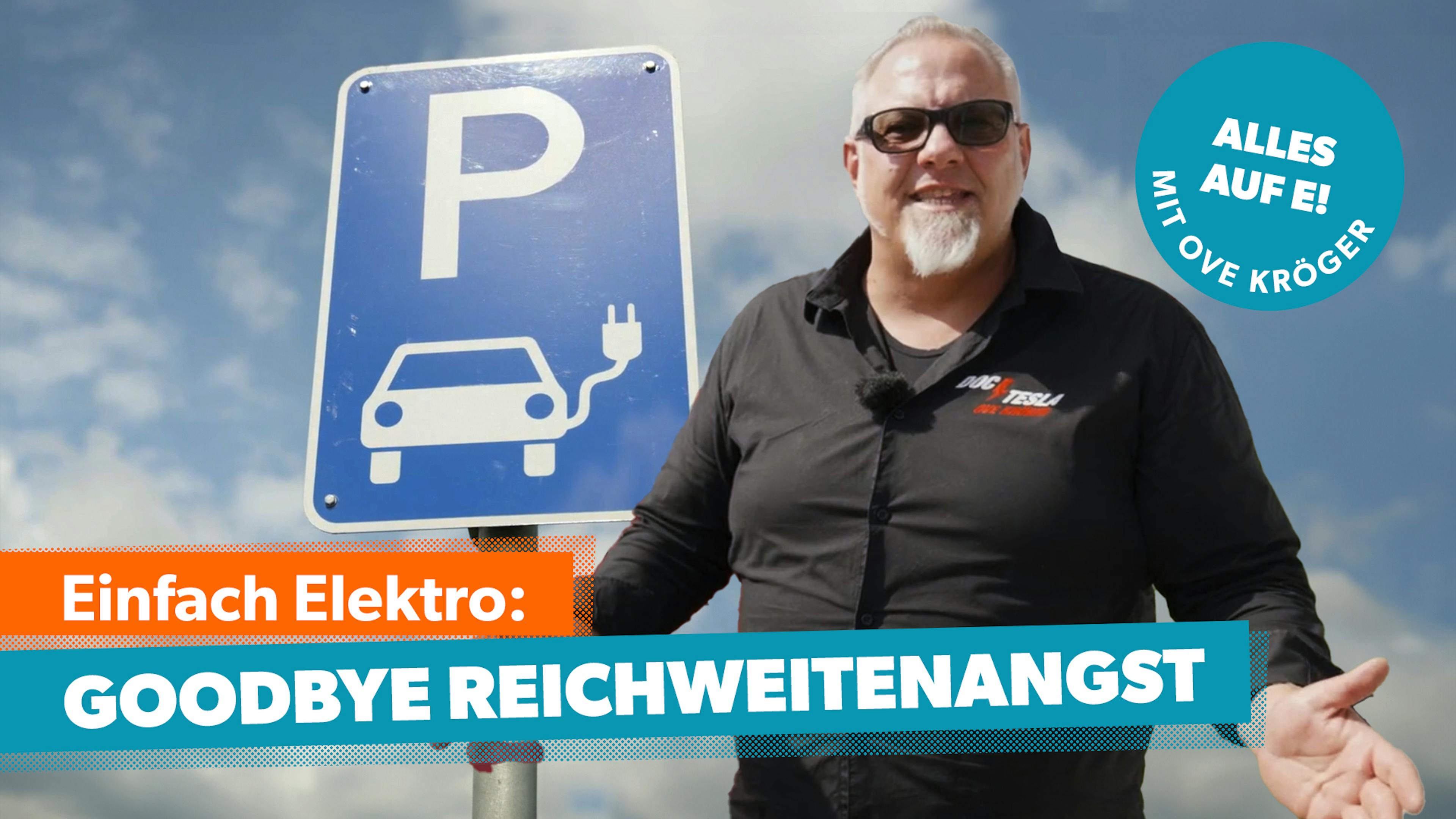 Ove Kröger vor Parkschild für Elektroautos