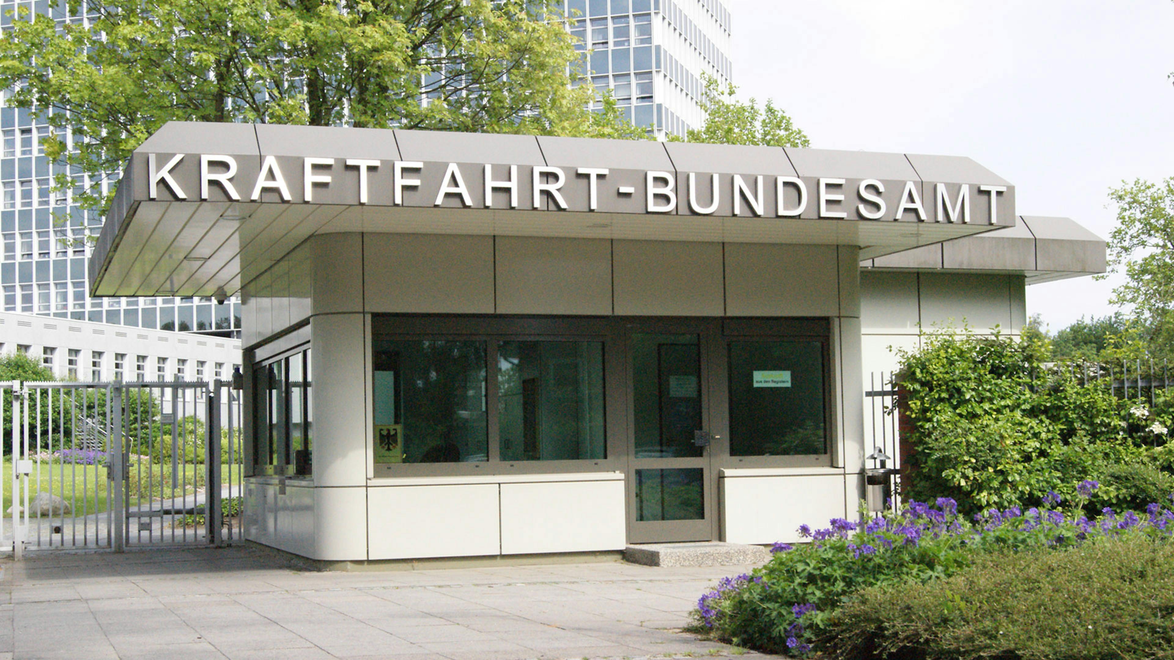 Blick auf den Informations-Pavillon vor dem Kraftfahrt-Bundesamt in Flensburg