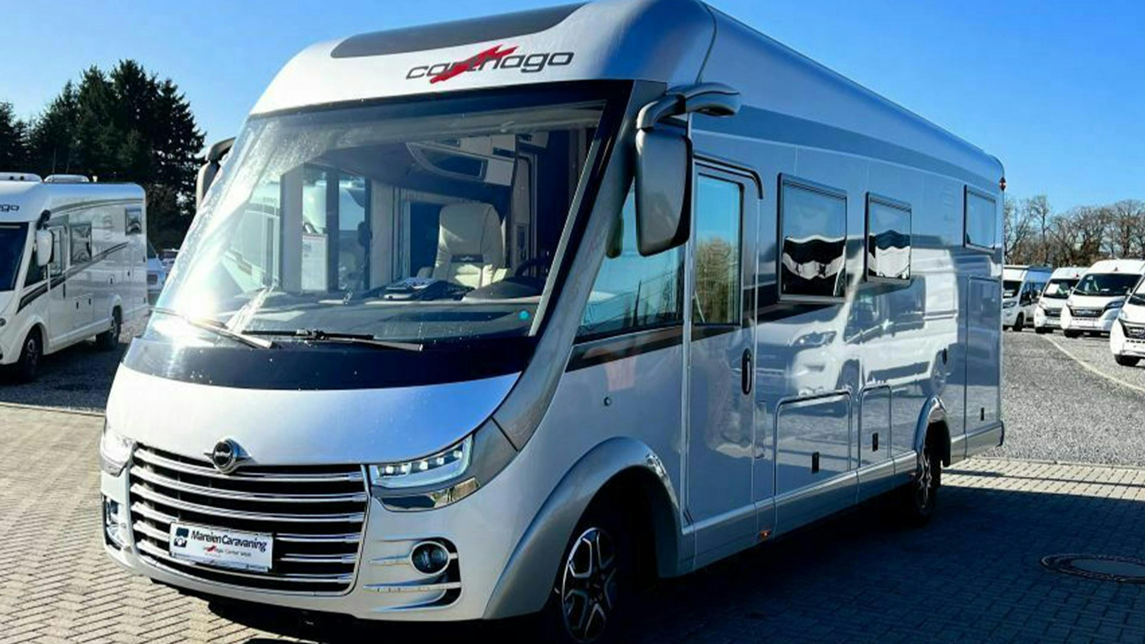 Ein Carthago Chic C-Line Wohnmobil steht auf einem Parkplatz.