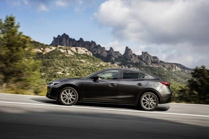 Mazda 3 BM Viertürer Aussenansicht Seite dynamisch grau