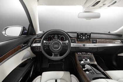Audi A8 D4 Innenansicht Fahrerposition Studio statisch beige