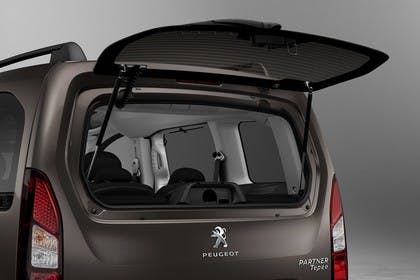 Peugeot Partner Tepee 2 Aussenansicht Heck schräg statisch Studio Heckscheibe geöffnet