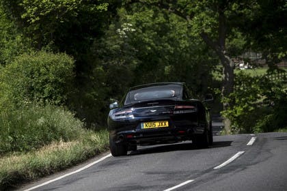 Aston Martin Rapide S Aussenansicht Heck schräg dynamisch schwarz