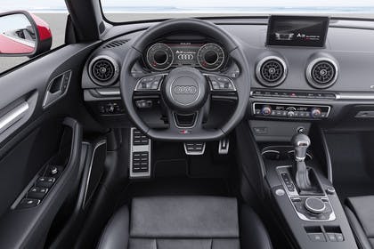 Audi A3 8V Cabrio Innenansicht Fahrerposition statisch schwarz