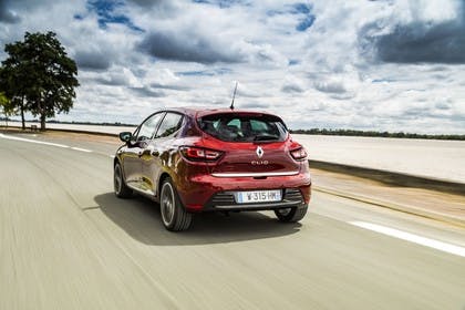 Renault Clio 4 Aussenansicht Heck schräg dynamisch rot