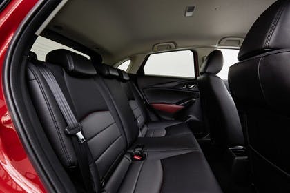 Mazda CX-3 DJ1 Innenansicht statisch Studio Rücksitze beifahrerseitig