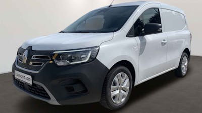 Ein weißer Renault Kangoo Rapid E-Tech Elektrotransporter steht vor einer weißen Wand.
