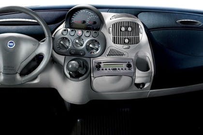 Fiat Multipla 186 Facelift Innenansicht statisch Studio Lenkrad und Armaturenbrett