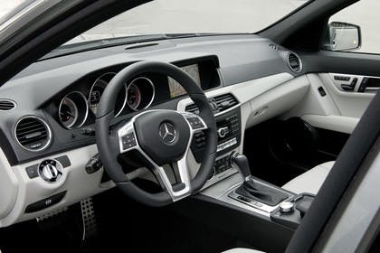 Mercedes-Benz C-Klasse T-Modell S204 MoPf Innenansicht statisch Studio Vordersitze und Armaturenbrett fahrerseitig