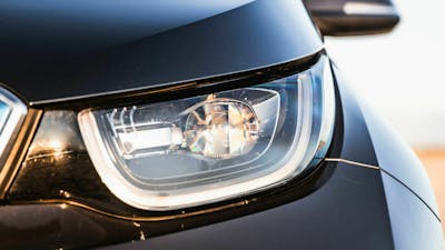 Nahaufnahme des Scheinwerfers eines schwarzen Pkw