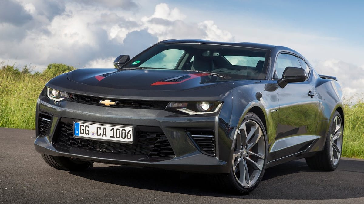 Ein dunkelgrauer Chevrolet Camaro steht an einem Feld