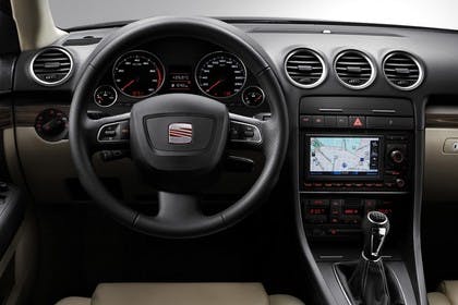 SEAT Exeo ST 3R Facelift Innenansicht statisch Studio Vordersitze und Armaturenbrett fahrerseitig