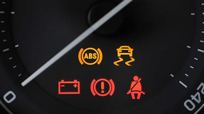 Verschiedenen Kontrollleuchten eines Pkw verweisen auf mögliche Ursachen dafür, dass das Auto nicht anspringt.