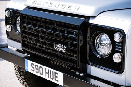 Land Rover Defender Dreitürer Detail Aussenansicht Kühlergrill statisch schwarz silber