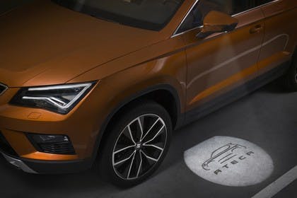 SEAT Ateca KH schräg statisch Fahrertür mit Einstiegsbeleuchtung orange