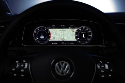VW Golf 7 Facelift Dreitürer Innenansicht digitales Kombiinstrument statisch schwarz