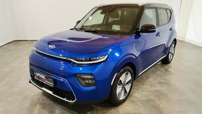 Ein blauer Kia e-Soul steht in einem hellen Raum.