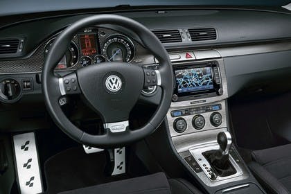 VW Passat R36 Variant B6 Innenansicht statisch Studio Vordersitze und Armaturenbrett fahrerseitig