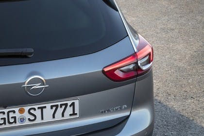Opel Insignia B Sports Tourer Aussenansicht Heck statisch silber