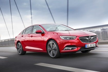Opel Insignia B Grand Sport Aussenansicht Front schräg dynamisch rot