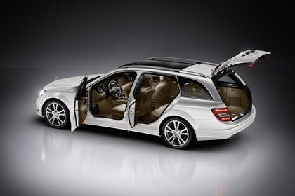 Mercedes-Benz C-Klasse T-Modell S204 MoPf Aussenansicht Seite schräg erhöht statisch Studio weiss